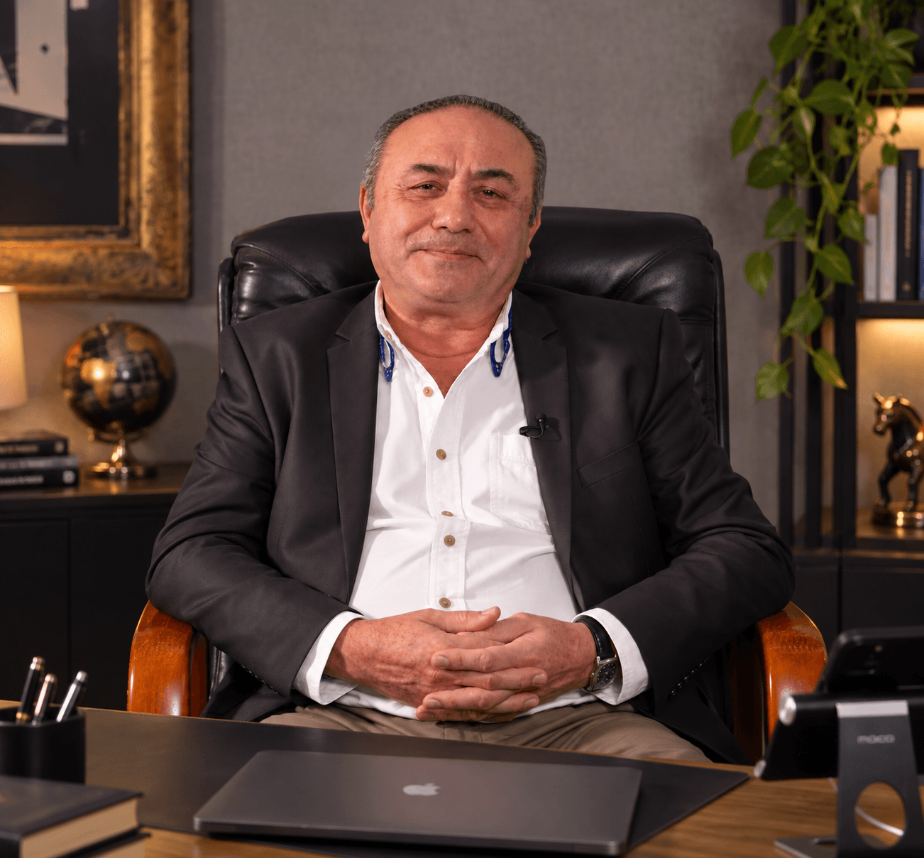 Le Dr Vincent Reliquet dans son cabinet